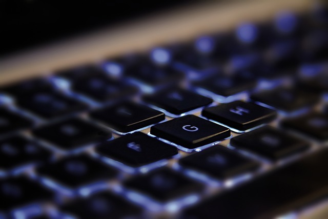 **Porównanie klawiatur mechanicznych 60% dla programistów: Czy mniejszy rozmiar wpływa na produktywność?**
