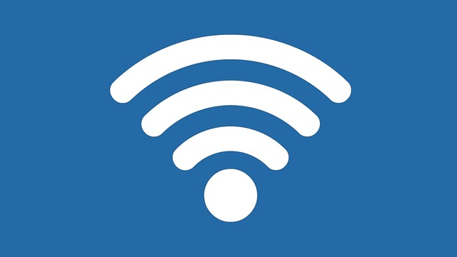 ** Jak zbudować prostą antenę WiFi wzmacniającą sygnał w warunkach domowych?